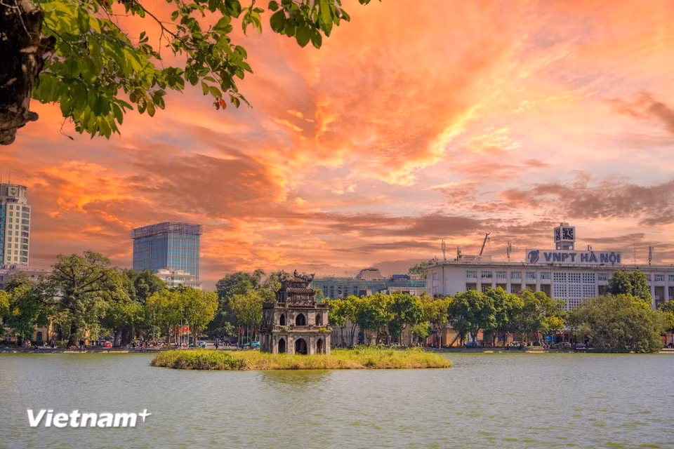El atardecer en Hanói sigue siendo uno de sus paisajes más cautivadores y hermosos. Los lugareños suelen susurrar entre sí que la ciudad posee una "temporada del atardecer" secreta. (Foto: Vietnam+)