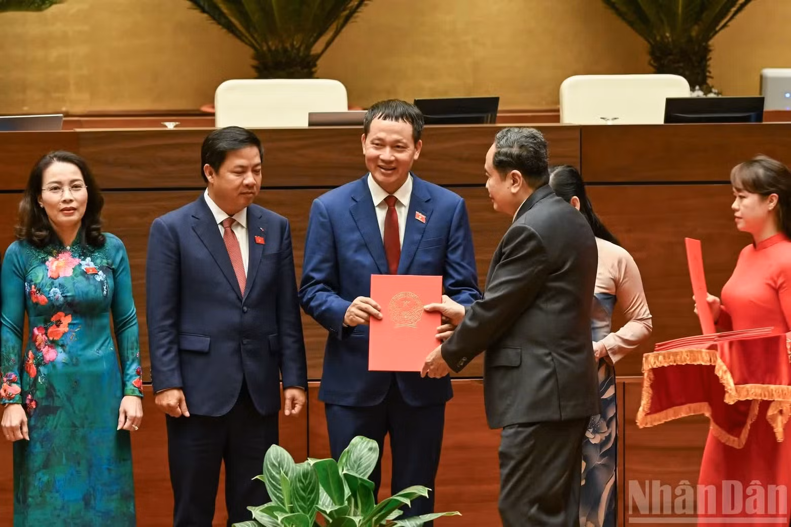El presidente de la Asamblea Nacional, Tran Thanh Man, entrega la resolución de ratificación a los jefes de las delegaciones de diputados. (Foto: Duy Linh)