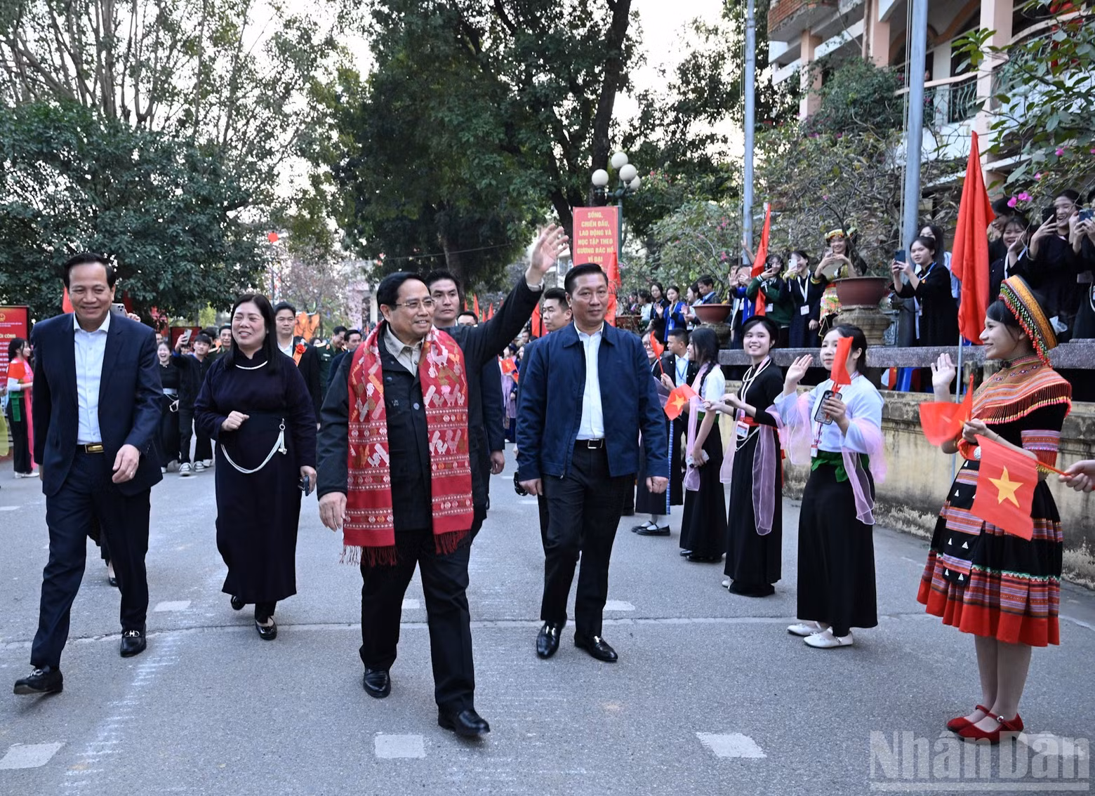 El primer ministro Pham Minh Chinh y los delegados en la ceremonia.