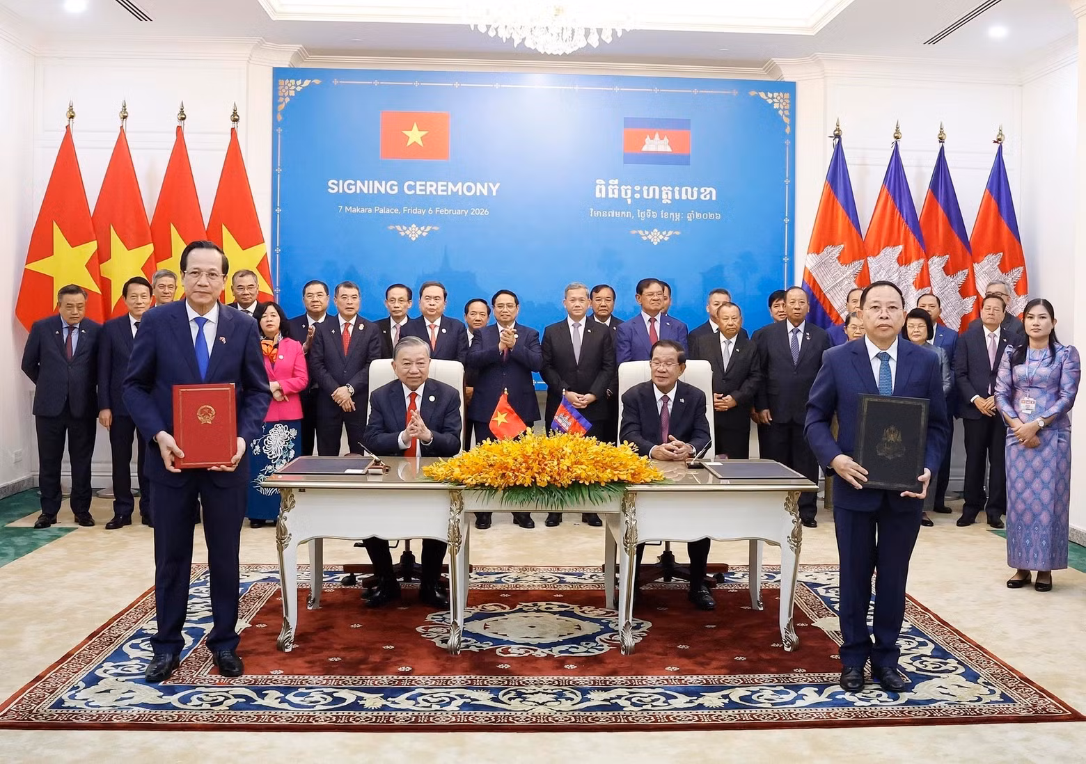 Firma del Acuerdo de cooperación entre el Ministerio de Asuntos Étnicos y Religiosos de Vietnam y el Ministerio de Cultos y Religiones de Camboya. (Foto: Thong Nhat/VNA)