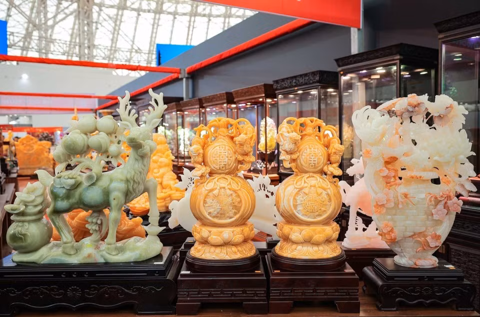 Grandes estatuas de piedras preciosas, elaboradamente talladas por artesanos, se presentan al público en la feria. (Foto: VNA)