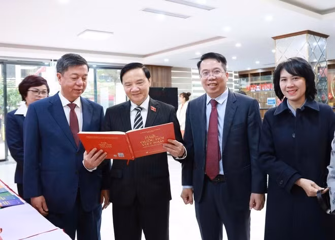 Participantes en la presentación del libro titulado “80 Años del Parlamento de Vietnam: Hitos Históricos”. (Foto: VNA)