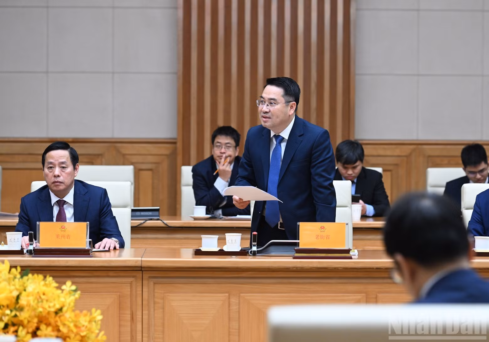 El presidente del Comité Popular de la provincia de Lao Cai, Nguyen Tuan Anh, interviene en el encuentro.