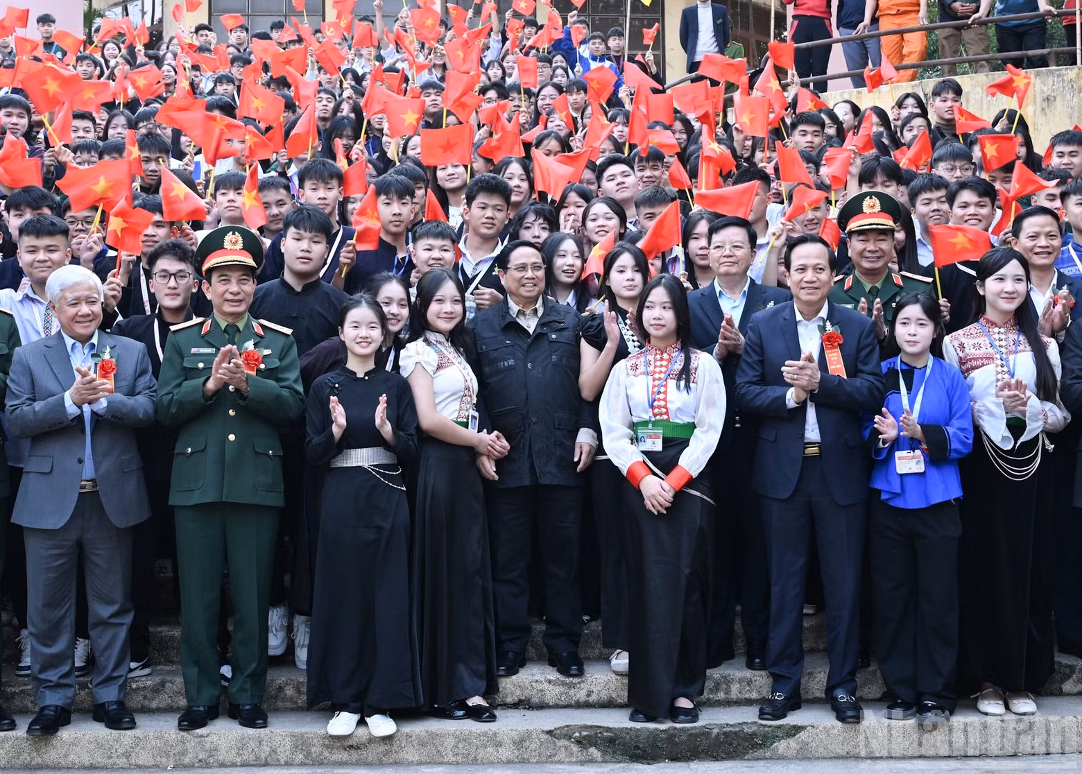 El primer ministro Pham Minh Chinh y dirigentes del Partido y del Estado, junto con estudiantes de la Escuela Secundaria Viet Bac para Estudiantes de Minorías Étnicas.