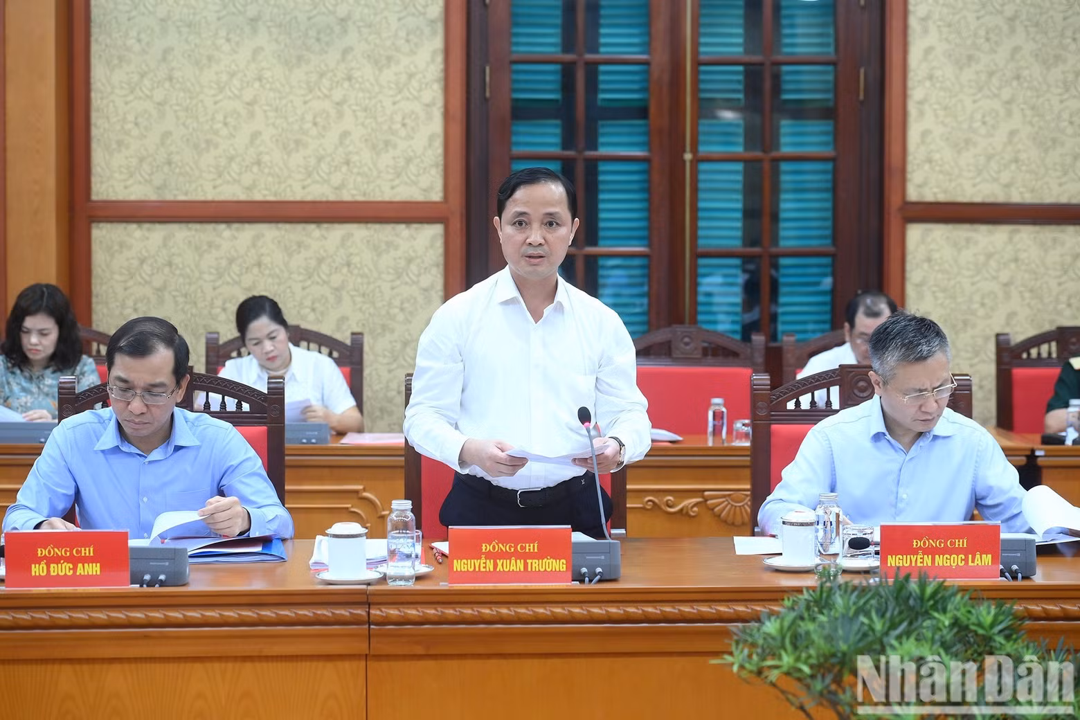 Le Minh Tri, miembro del Buró Político, secretario del Comité Central del PCV y jefe de la Comisión de Asuntos Internos del Comité Central, interviene en la reunión.