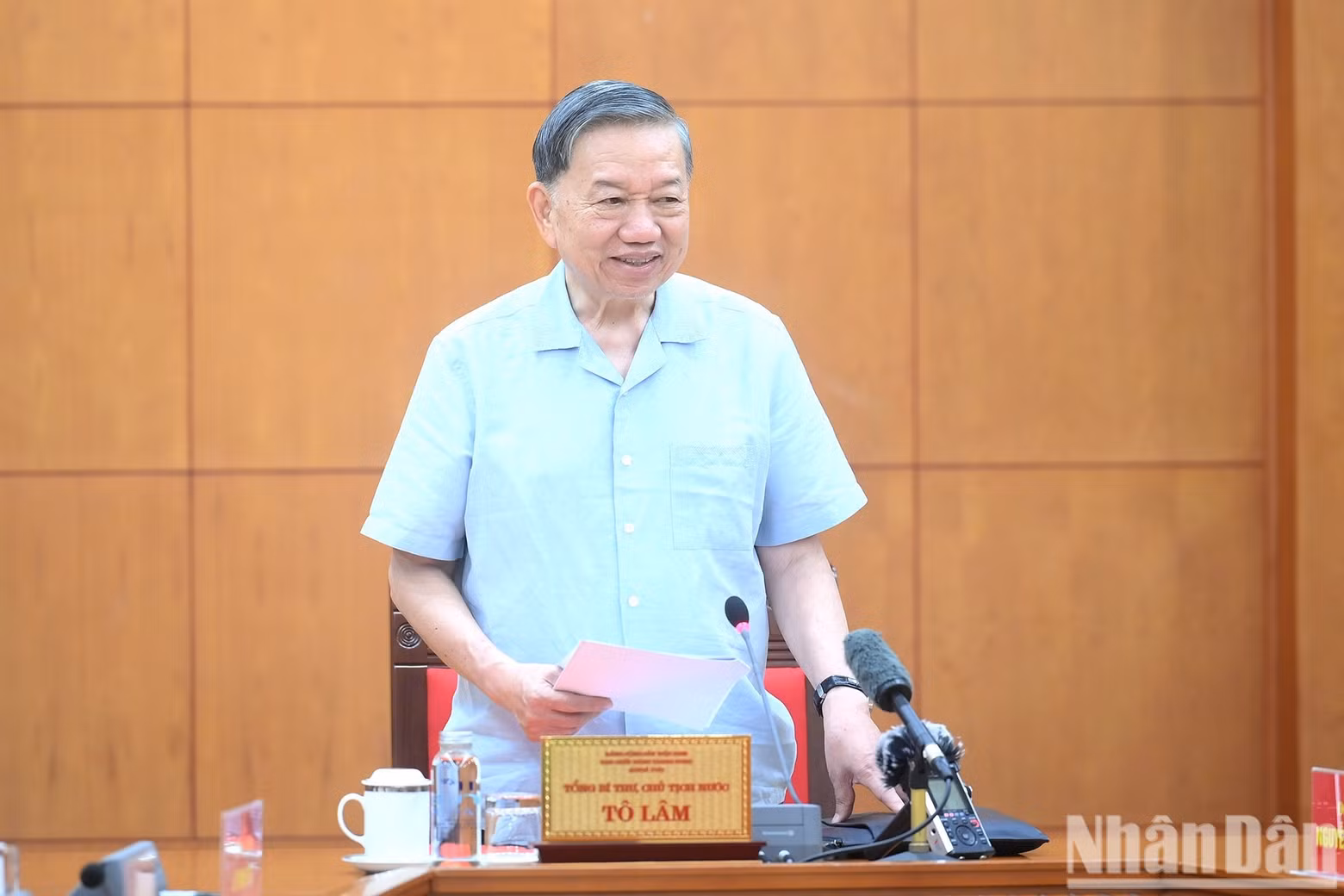 El subjefe de la Comisión de Asuntos Internos del Comité Central del PCV, Nguyen Xuan Truong, presenta un informe en la reunión.