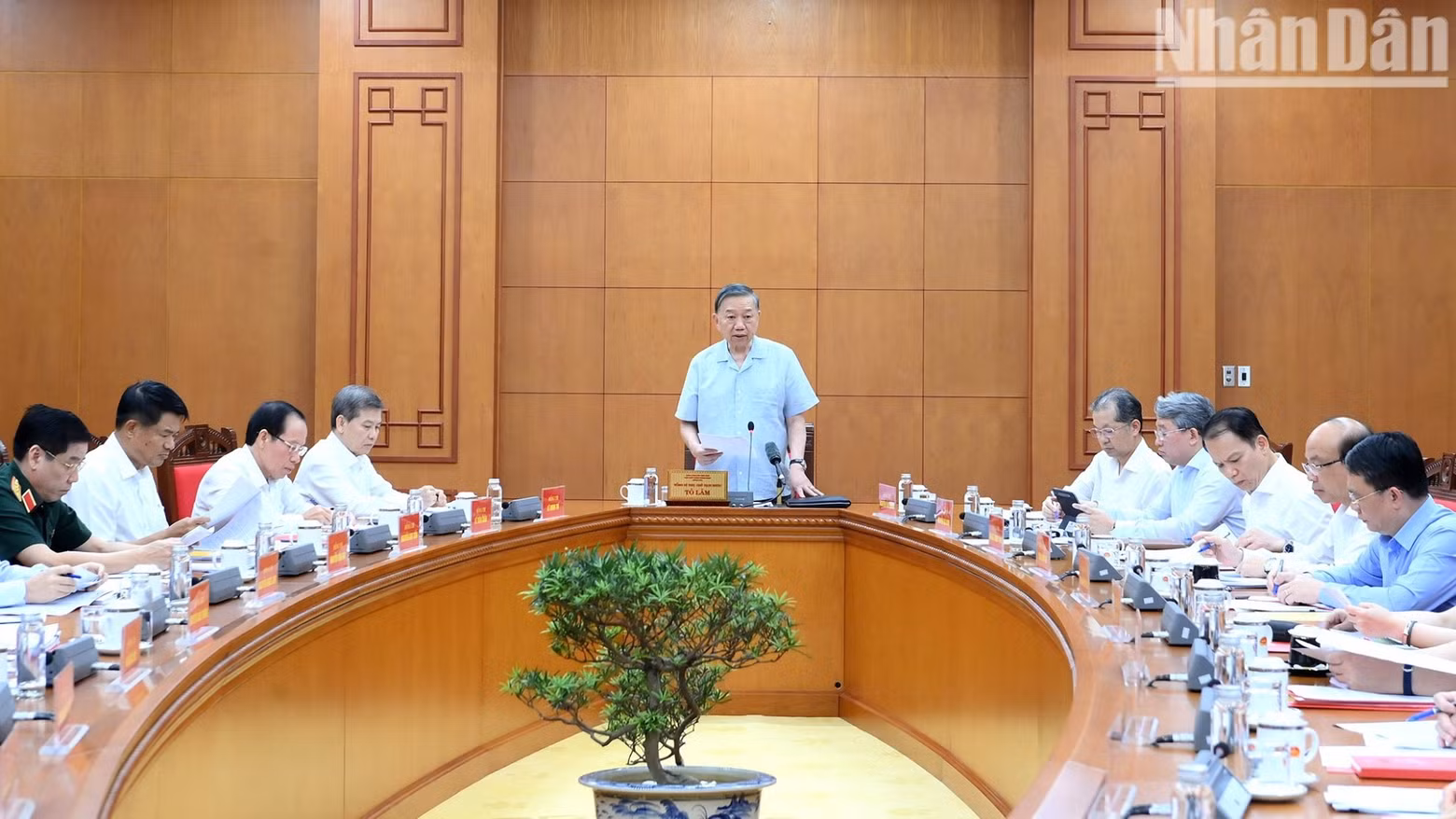 El secretario general del PCV y presidente del país, To Lam, pronuncia un discurso en la reunión.