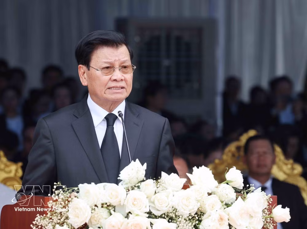 El secretario general del PPRL y presidente de Laos, Thongloun Sisoulith, pronuncia la oración fúnebre. (Foto: VNA)