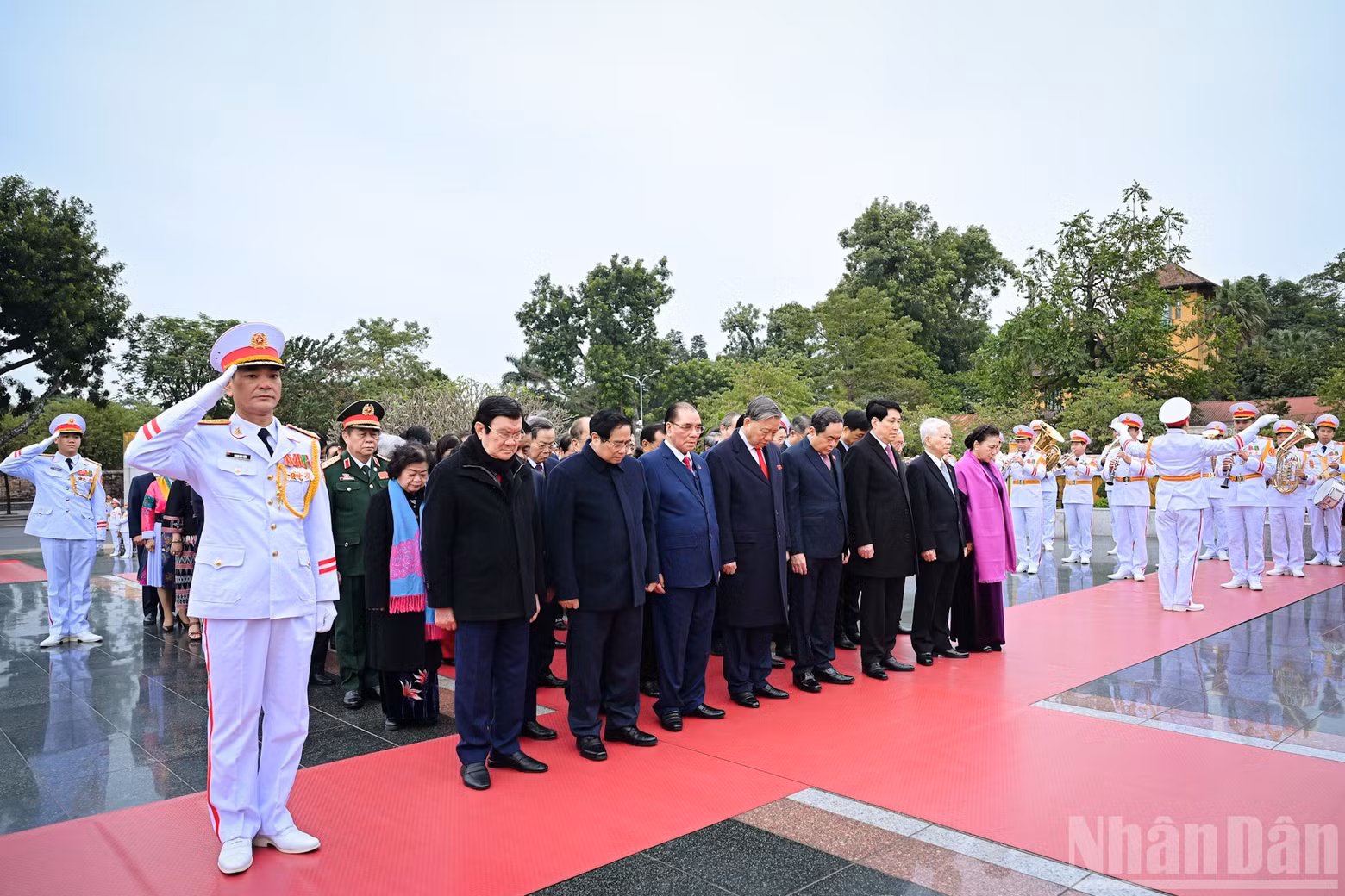 Dirigentes del Partido y del Estado rinden homenaje a los Héroes y Mártires en el monumento conmemorativo.