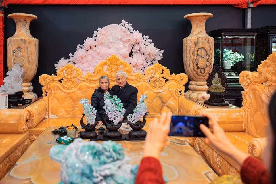 Un enorme juego de mesa y sillas de jade Hoang Long y jadeíta, expuesto en la feria, llama la atención de los visitantes. (Foto: VNA)