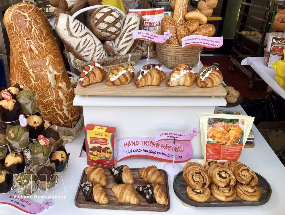 Diversos productos del banh mi son presentados en el Festival. (Foto: VNA)