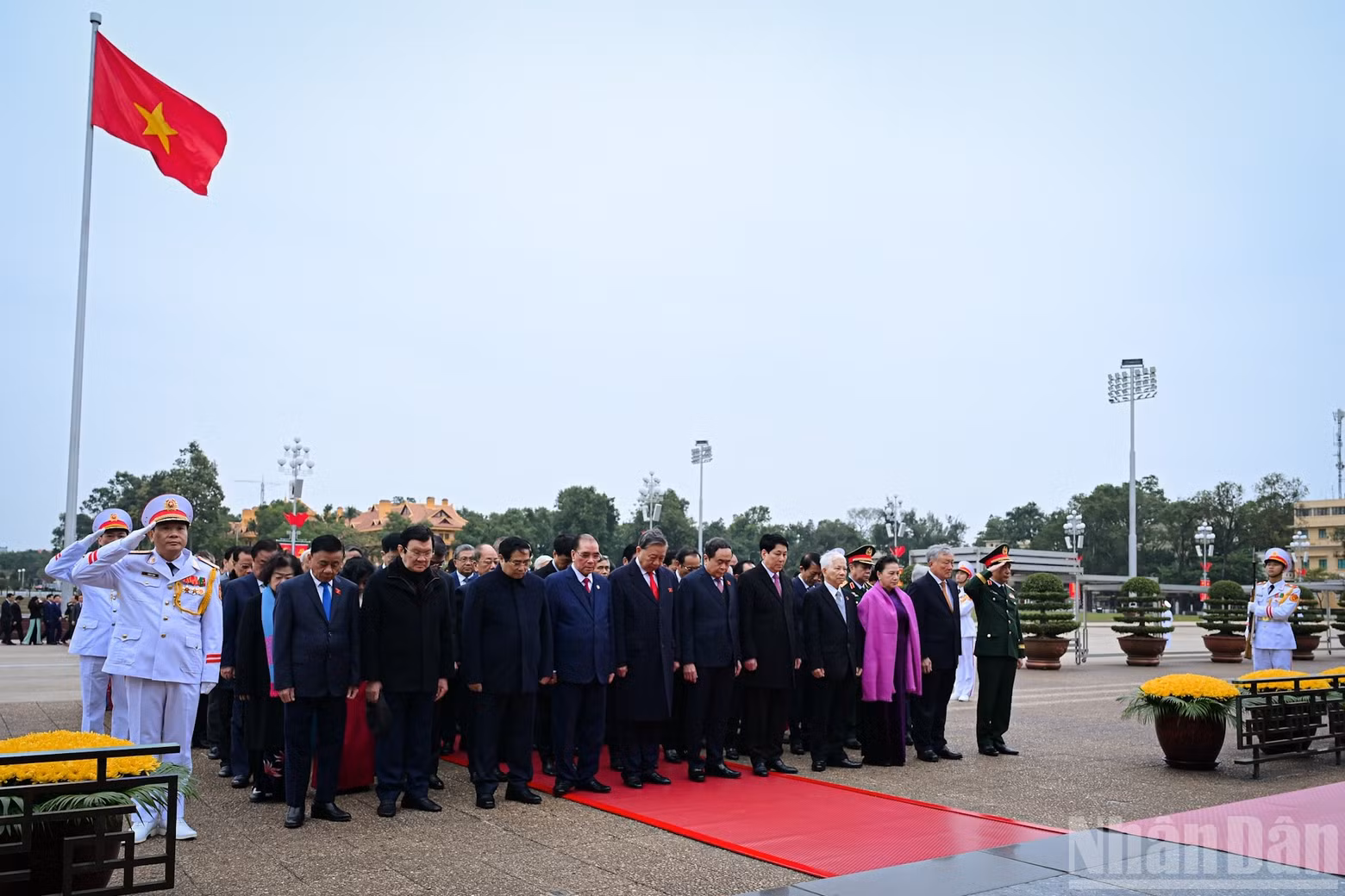 El secretario general del PCV, To Lam, el presidente Luong Cuong, el primer ministro Pham Minh Chinh, el presidente de la AN, Tran Thanh Man y el miembro permanente del Secretariado del PCV, Tran Cam Tu, junto con dirigentes y exlíderes del Partido y del Estado, recuerdan con profundo respeto los grandes méritos del Presidente Ho Chi Minh.