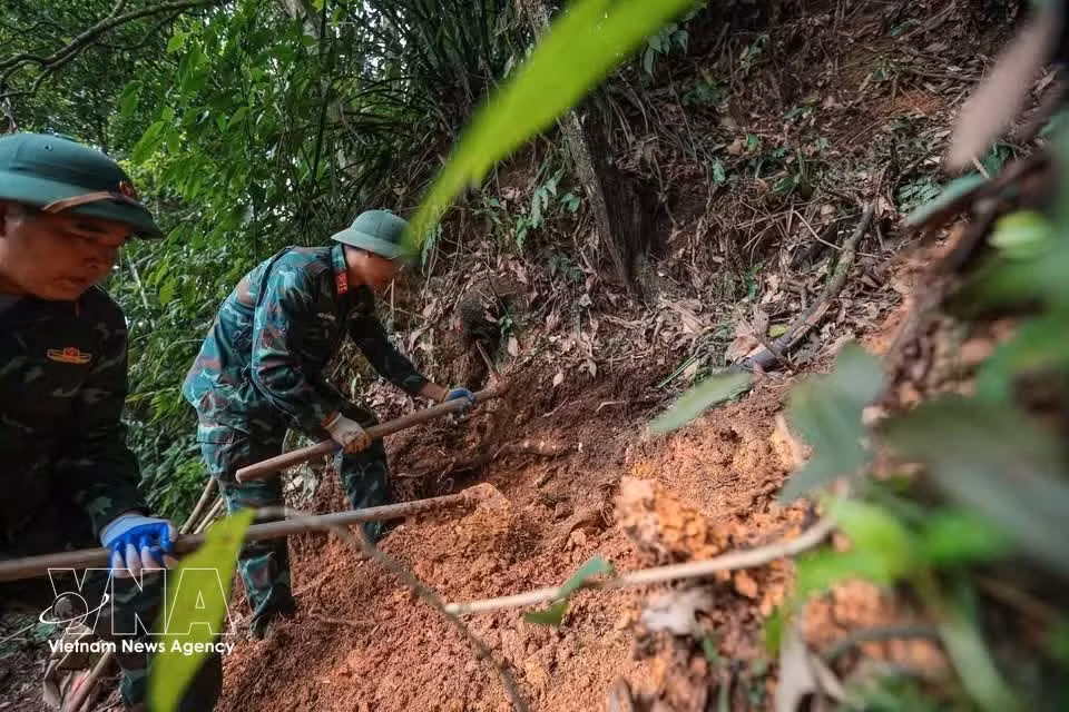 Los miembros del equipo realizan labores de búsqueda en una zona donde se sospecha la presencia de restos de mártires en la comuna de Minh Tan. (Foto: VNA)