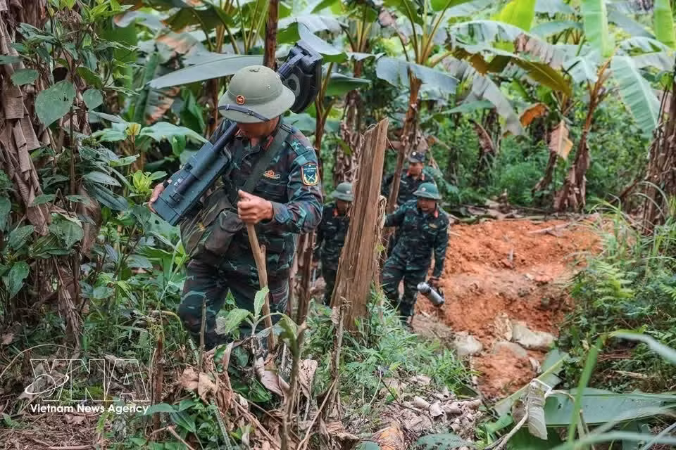 El terreno montañoso y accidentado convierte el desplazamiento del equipo hacia las zonas de búsqueda en una tarea ardua y llena de dificultades. (Foto: VNA)