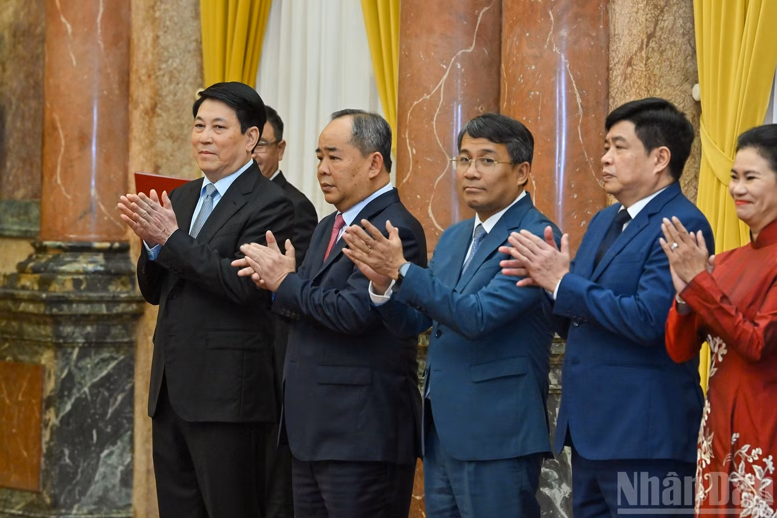 El presidente Luong Cuong junto a los delegados asistentes.