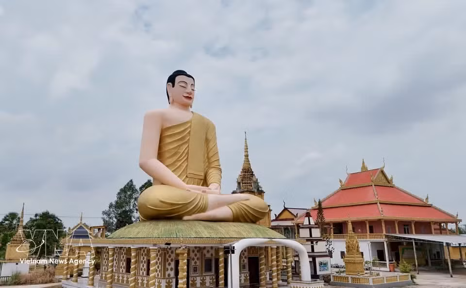 La entrada al santuario principal de la pagoda Serey Meang Kol Sa Kor impresiona con una estatua de Buda de pie de 10 metros de altura.