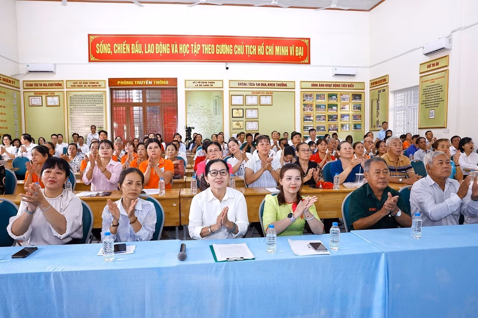 Los electores de la comuna de An Nhon Tay en el encuentro. (Foto: VNA)