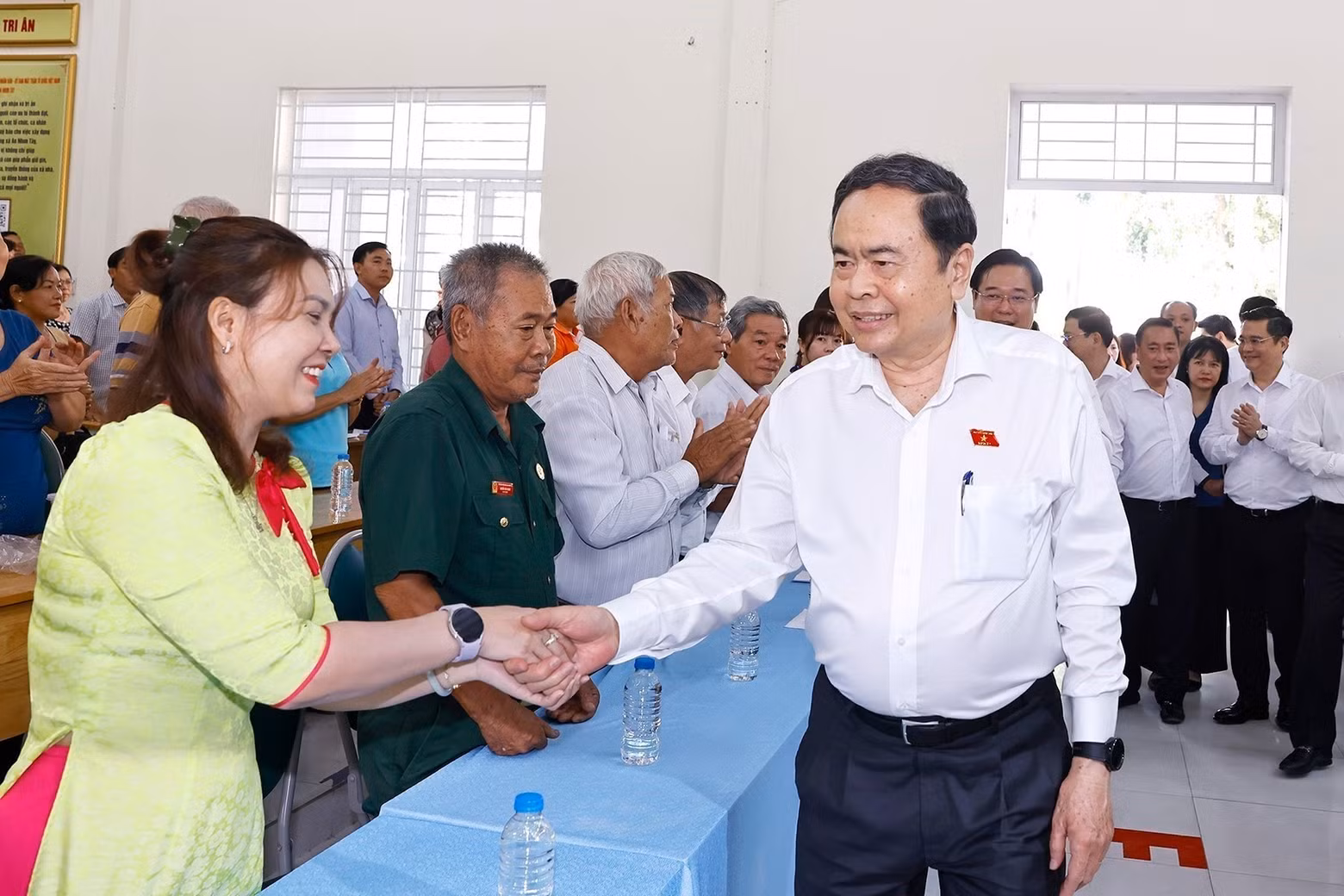 El presidente de la AN, Tran Thanh Man, en el encuentro con los electores de la comuna de An Nhon Tay. (Foto: VNA)