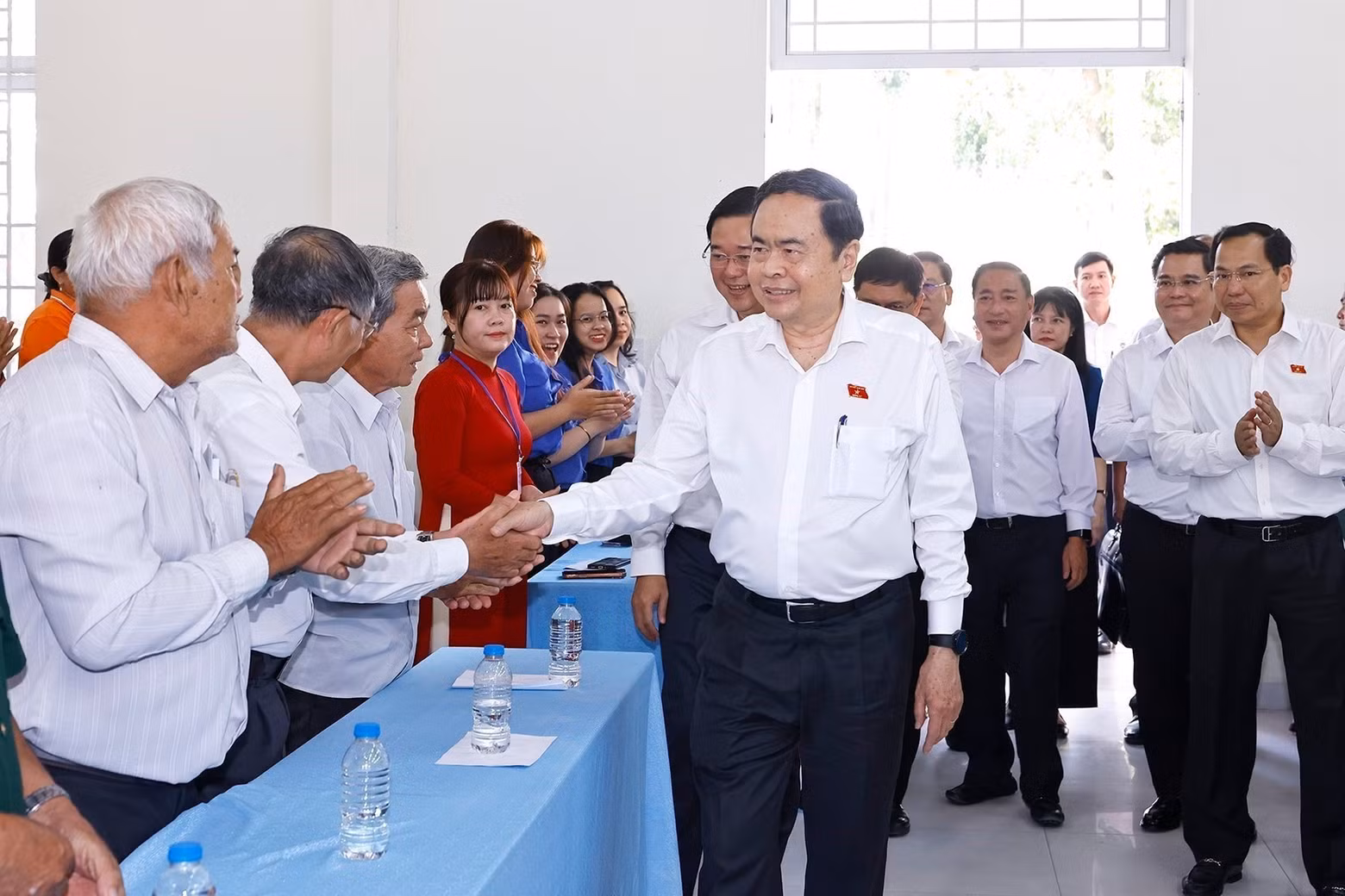 El presidente de la AN, Tran Thanh Man, y los electores de la comuna de An Nhon Tay. (Foto: VNA)