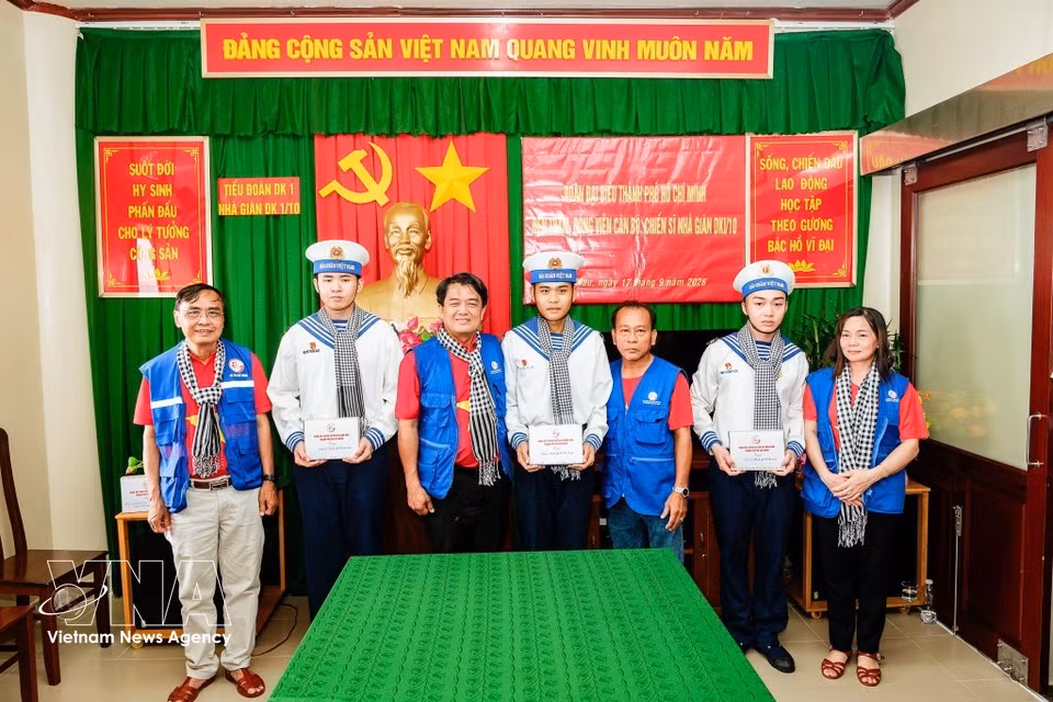 Representantes de la delegación de Ciudad Ho Chi Minh entregaron obsequios para animar a los padres y sus hijos, quienes se encuentran actualmente de servicio en la plataforma DK1/10. (Foto: VNA)