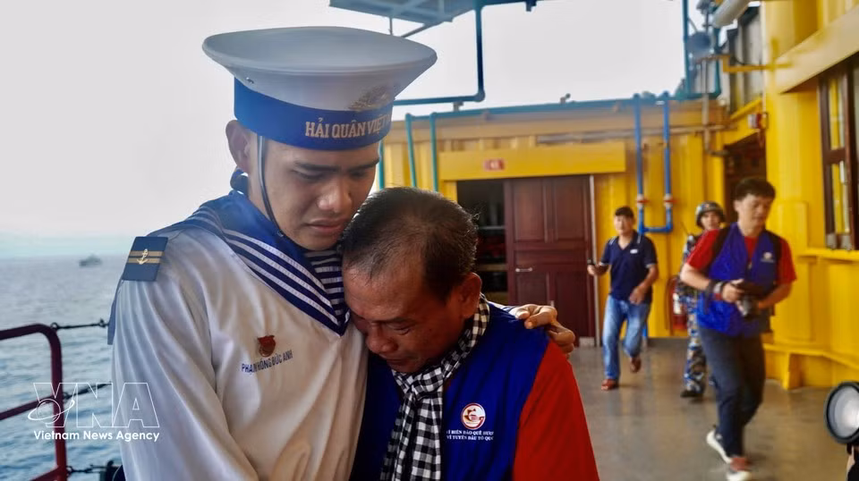 El militar Pham Hong Duc Anh y su padre no pudieron contener las lágrimas al reencontrarse en la plataforma DK1/10. (Foto: VNA)