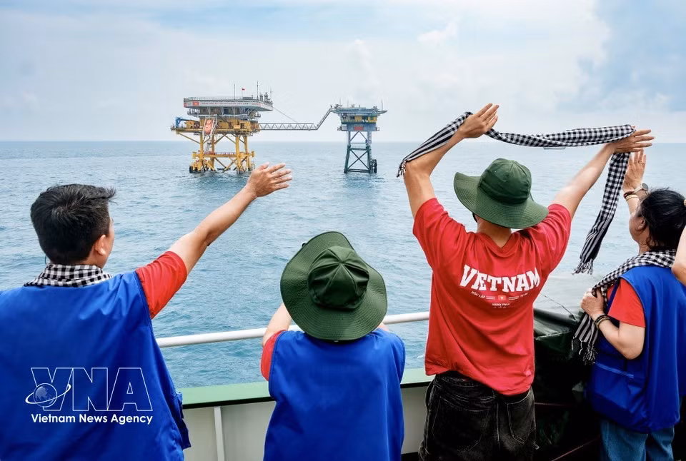 La delegación de Ciudad Ho Chi Minh se despide de los oficiales y soldados de la plataforma DKI/10 antes de regresar al continente. (Foto: VNA)
