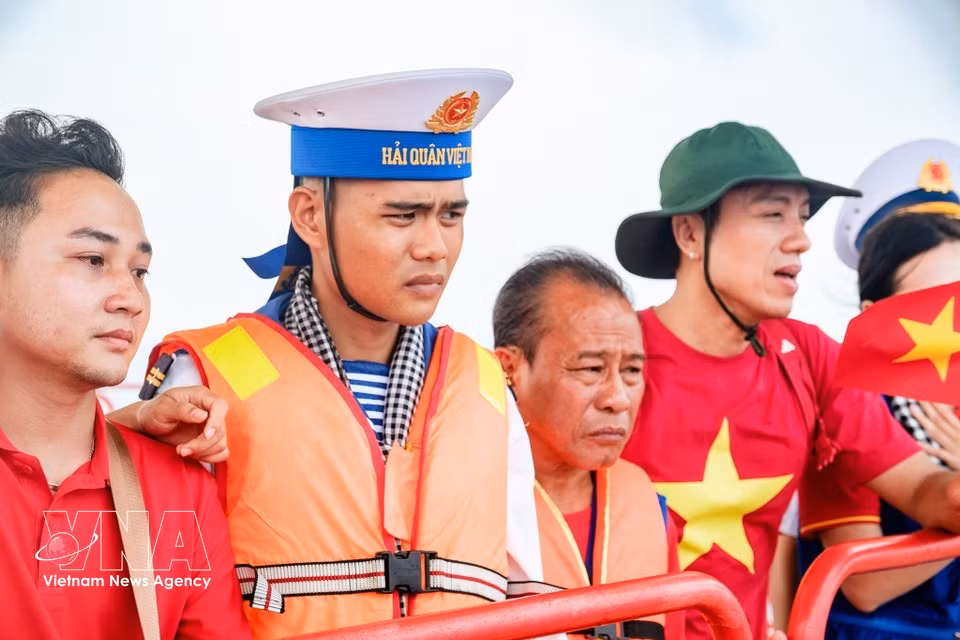 El militar Pham Hong Duc Anh y su padre, junto con artistas de la delegación de Ciudad Ho Chi Minh, visitaron la plataforma DK1/10. (Foto: VNA)