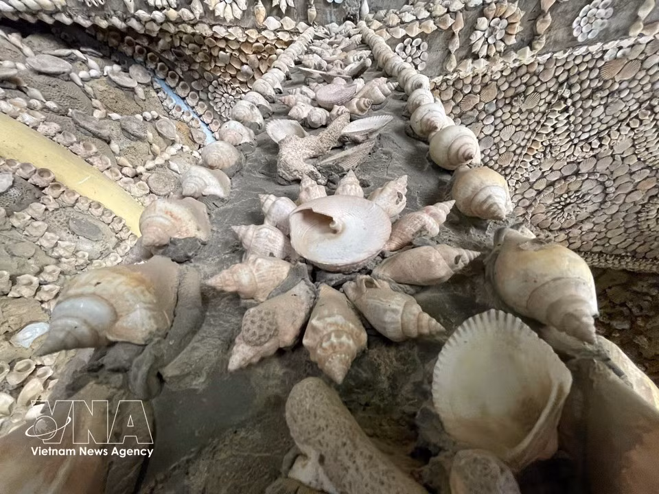 Las conchas marinas se utilizan para realzar los motivos decorativos de la pagoda Tu Van. (Foto: VNA)