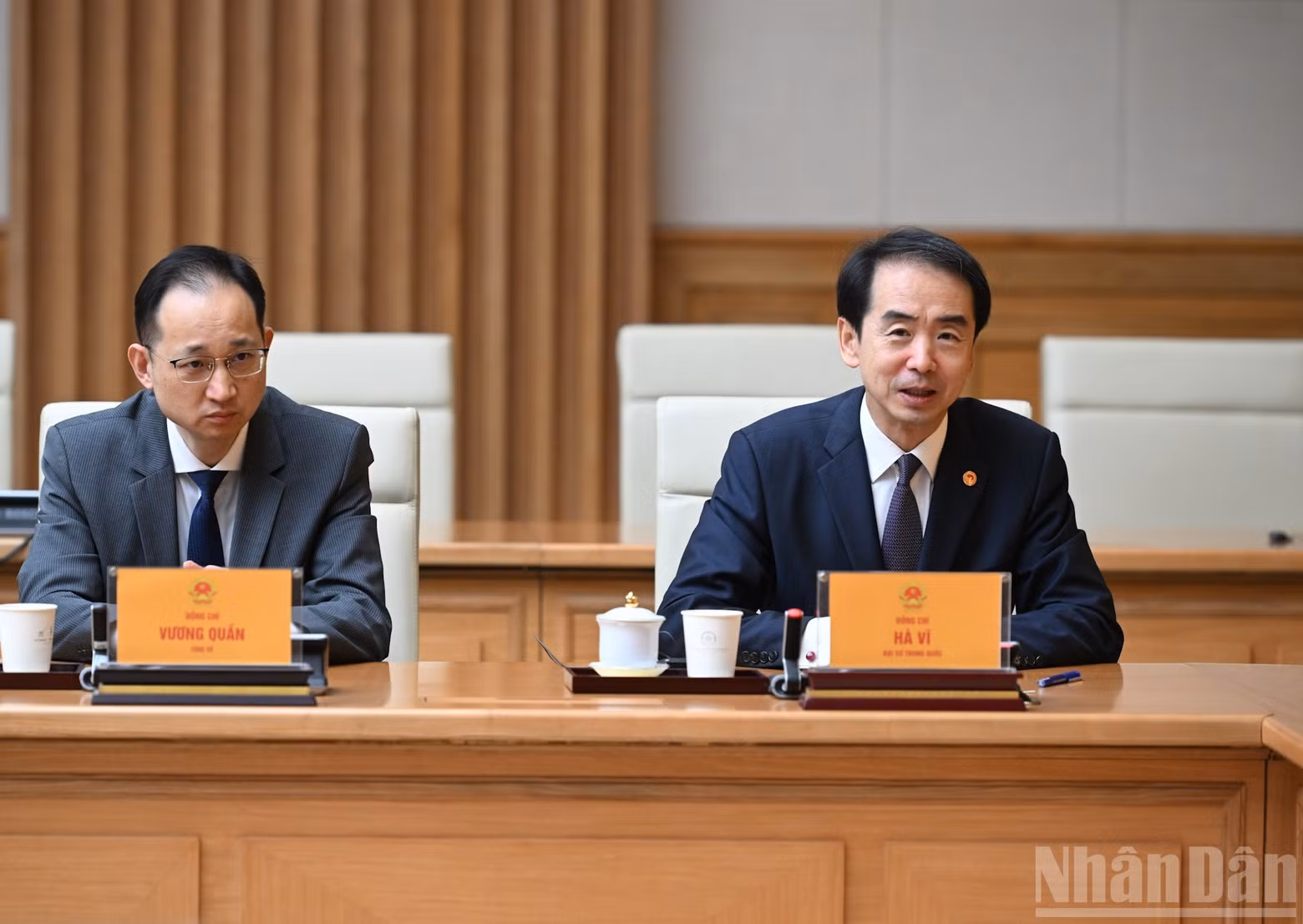 El embajador de China en Vietnam, He Wei, interviene en el encuentro.