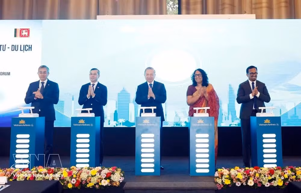 El secretario general del PCV y presidente de Vietnam, To Lam, la primera ministra de Sri Lanka, Harini Amarasuriya, y otros funcionarios inauguran la ruta aérea directa de Vietnam Airlines entre Ciudad Ho Chi Minh y Colombo. (Foto: VNA)