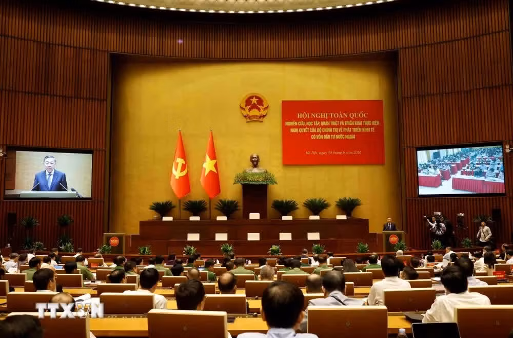 El secretario general del Partido y presidente de Vietnam, To Lam, preside la Conferencia Nacional sobre el desarrollo de la economía con inversión extranjera. (Foto: VNA)