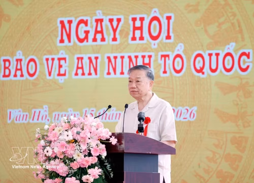 El secretario general del Partido Comunista de Vietnam y presidente del país, To Lam, junto con una delegación, asiste a la celebración del Día de todo el pueblo para la protección de la seguridad nacional en la aldea de Long Luong. (Fotoo: VNA)