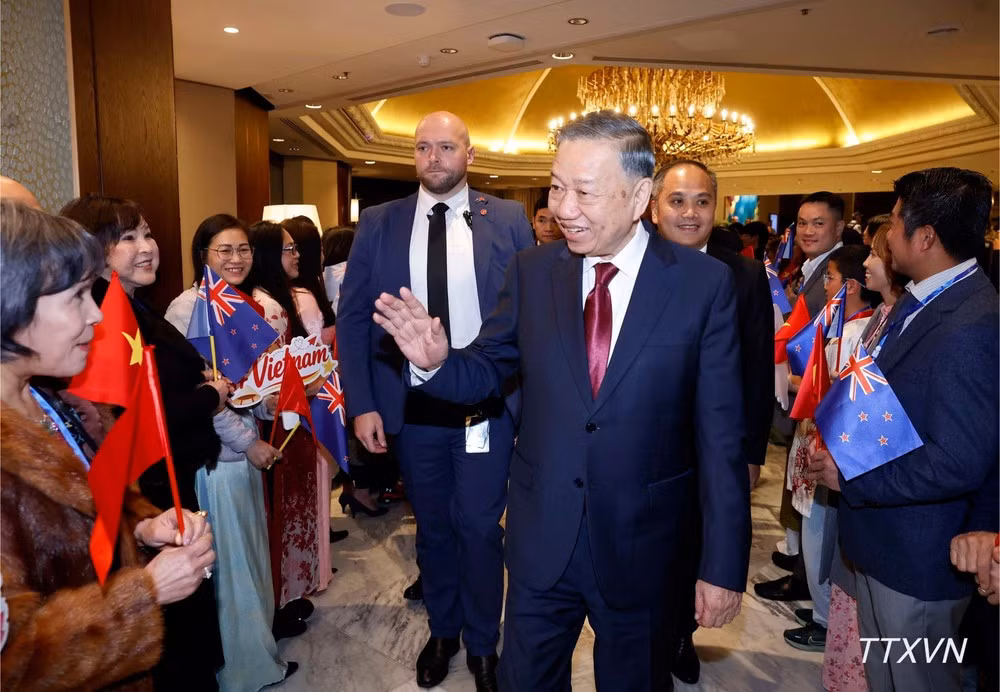 Funcionarios y empleados de la Embajada de Vietnam y representantes de la comunidad vietnamita en Nueva Zelanda dan la bienvenida al máximo dirigente vietnamita. (Foto: VNA)