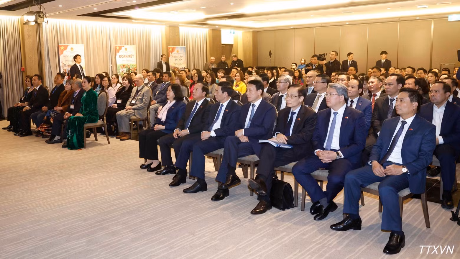 Delegados participantes en el encuentro con To Lam. (Foto: Thong Nhat/VNA)