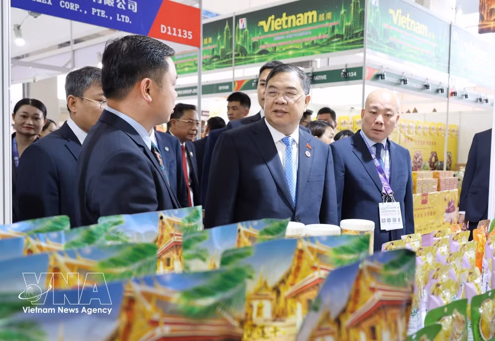 El viceprimer ministro permanente, Pham Gia Tuc, y la delegación vietnamita visitan los stands de las empresas vietnamitas que participan en la 23.ª edición de la CAEXPO en 2026. (Foto: VNA)