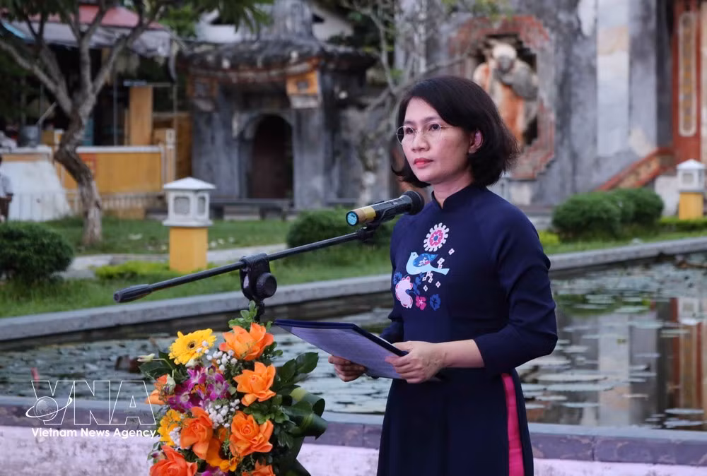 La subdirectora del Departamento de Asuntos Exteriores de Da Nang, Nguyen Thi Thuy Trang, habla en el evento. (Foto: VNA)