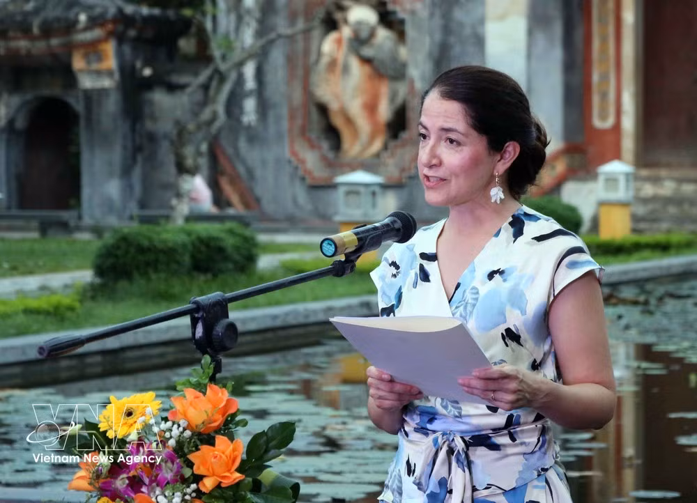 La embajadora Camila Maria Polo Florez habla en el evento. (Foto: VNA)
