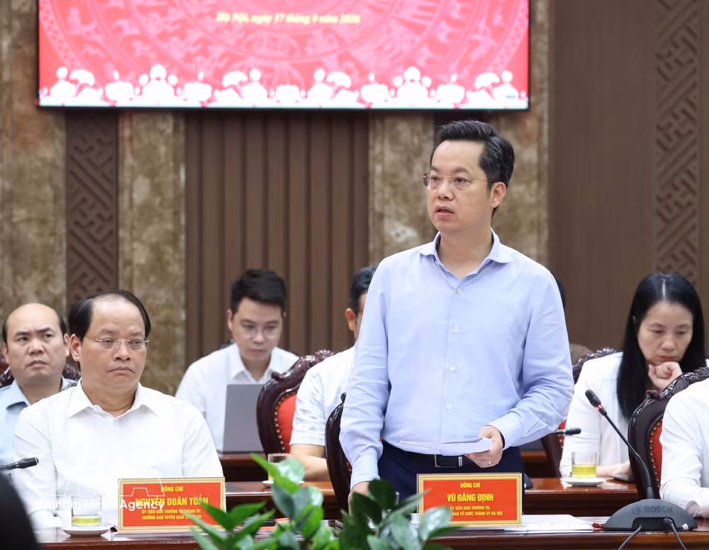 Vu Dang Dinh, miembro del Comité Permanente y jefe de la Comisión de Organización del Comité del Partido de Hanói, pronuncia un discurso. (Foto: VNA)