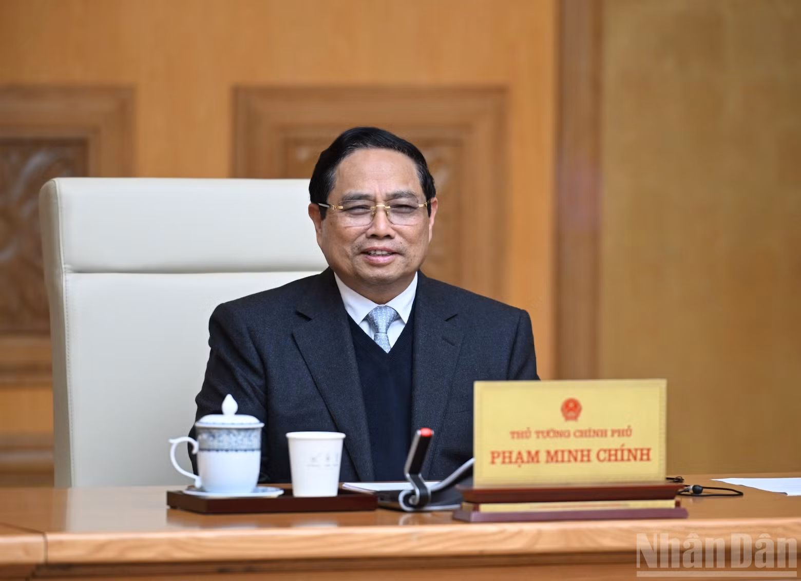 .El primer ministro Pham Minh Chinh interviene en el encuentro.