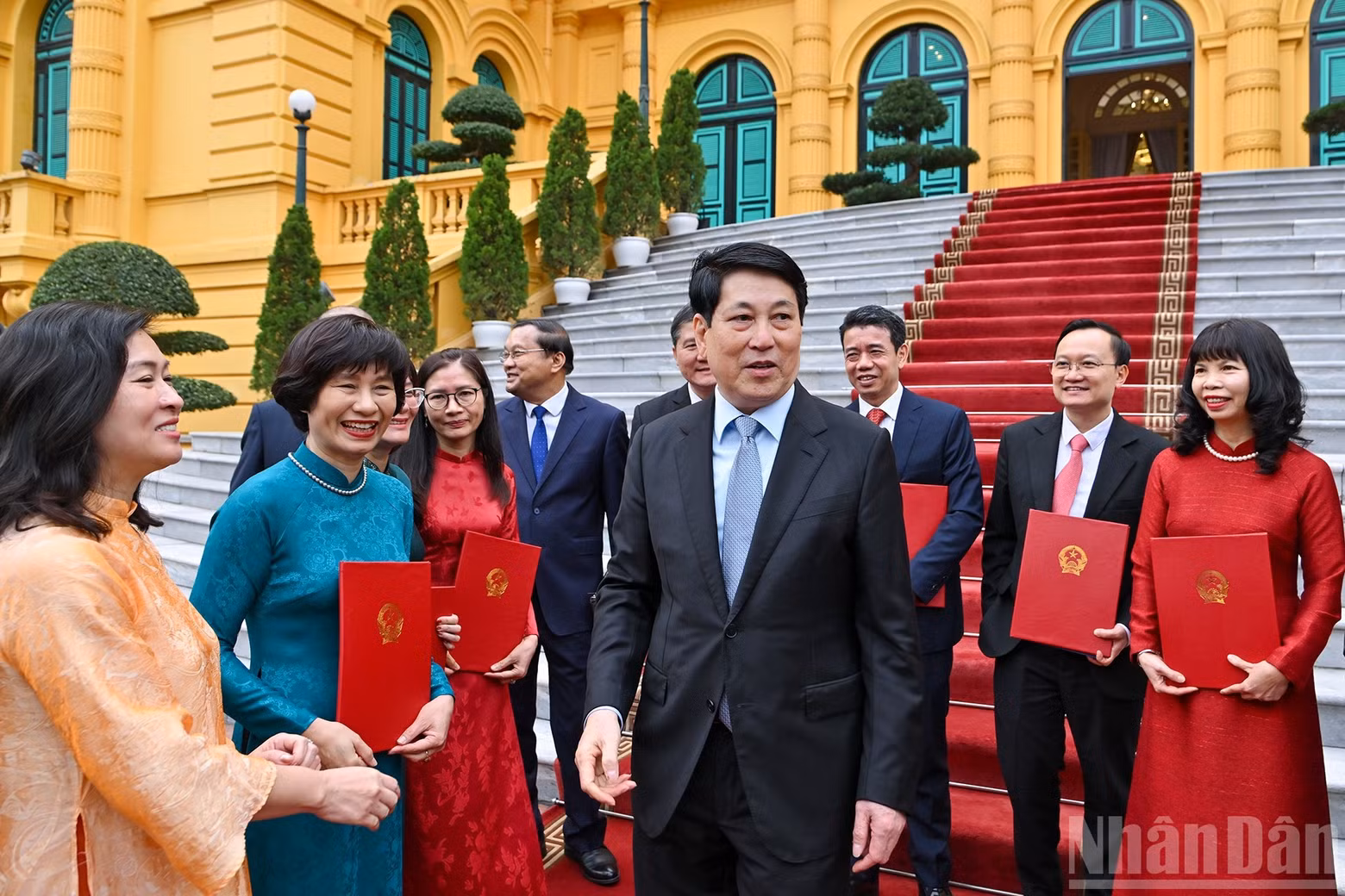 El presidente Luong Cuong junto a los embajadores nombrados y los delegados asistentes.