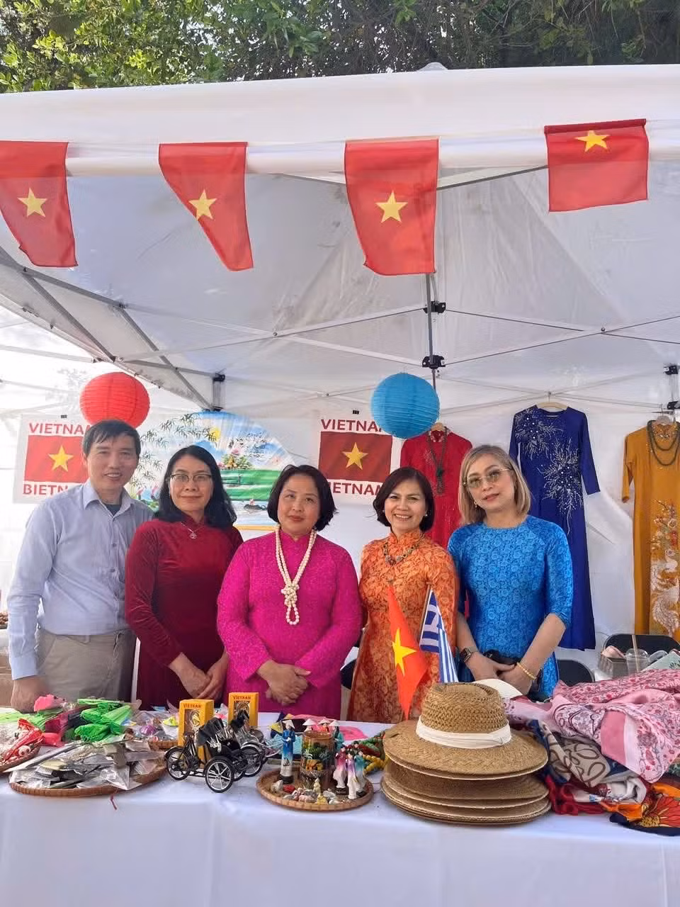 El pabellón de Vietnam atrae la atención de numerosos visitantes locales y amigos internacionales.