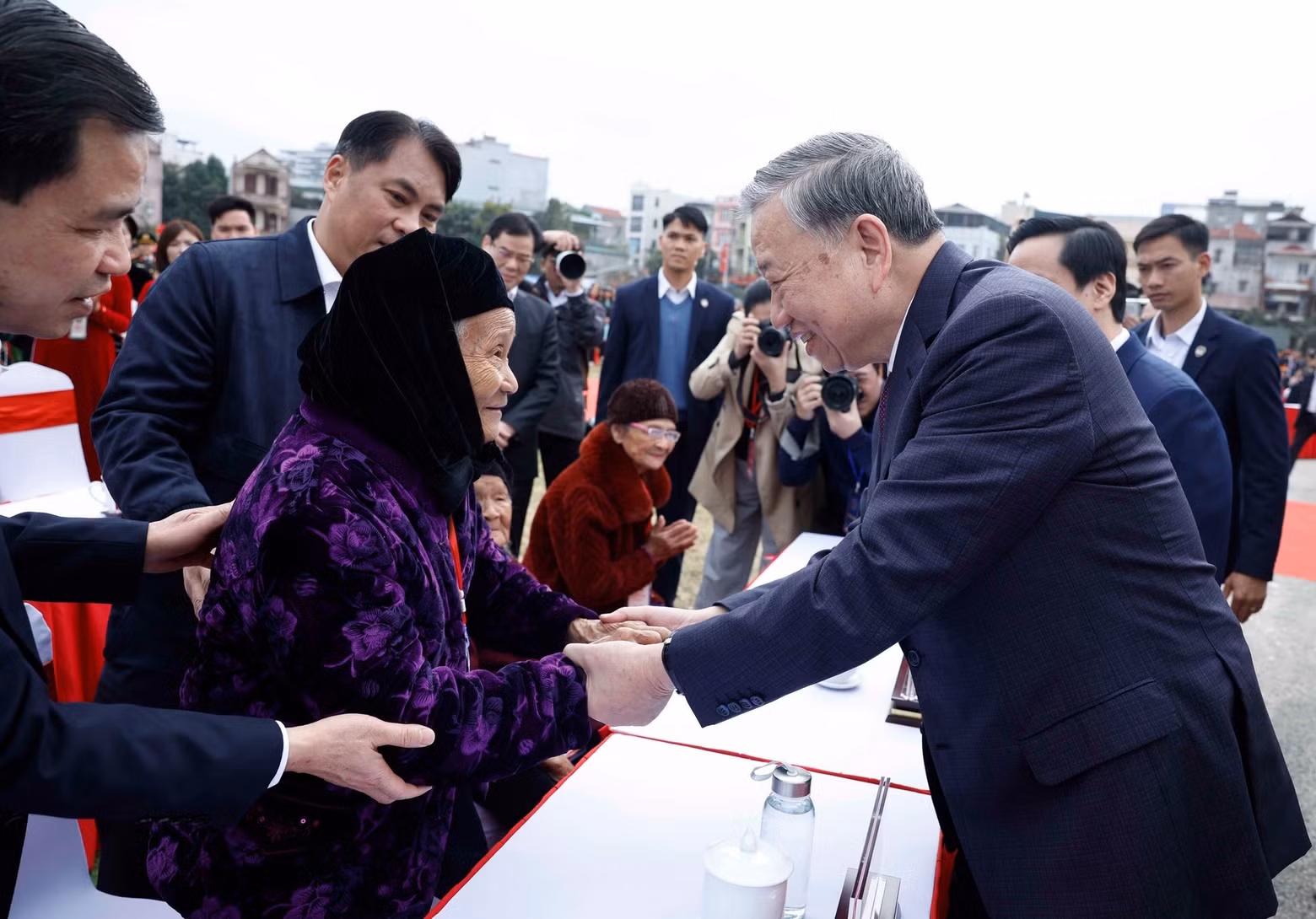 El secretario general del PCV, To Lam, dialoga con pobladores de las etnias de Cao Bang. (Foto: VNA)
