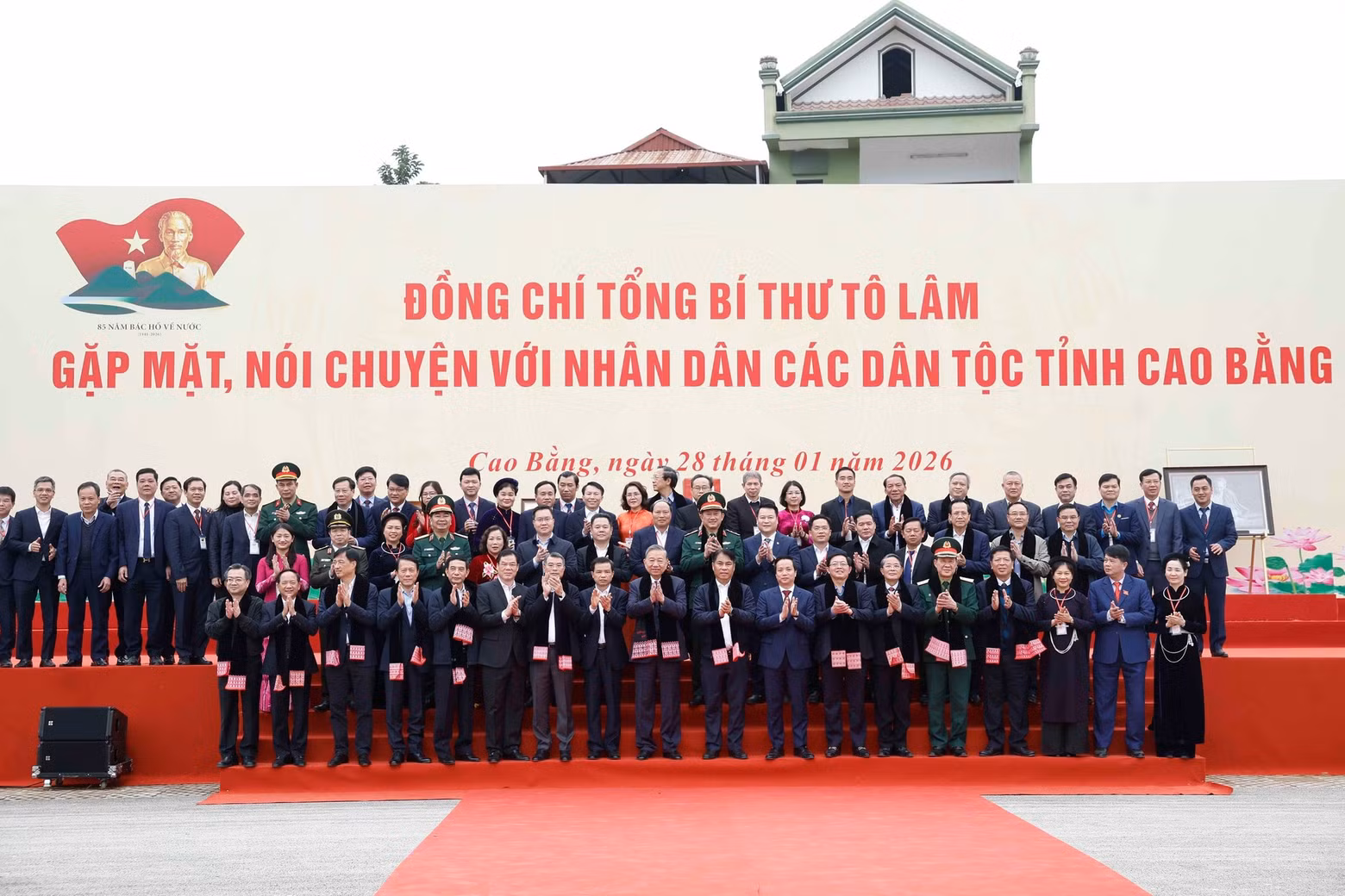 El secretario general del PCV, To Lam, dialoga con pobladores de las etnias de Cao Bang. (Foto: VNA)