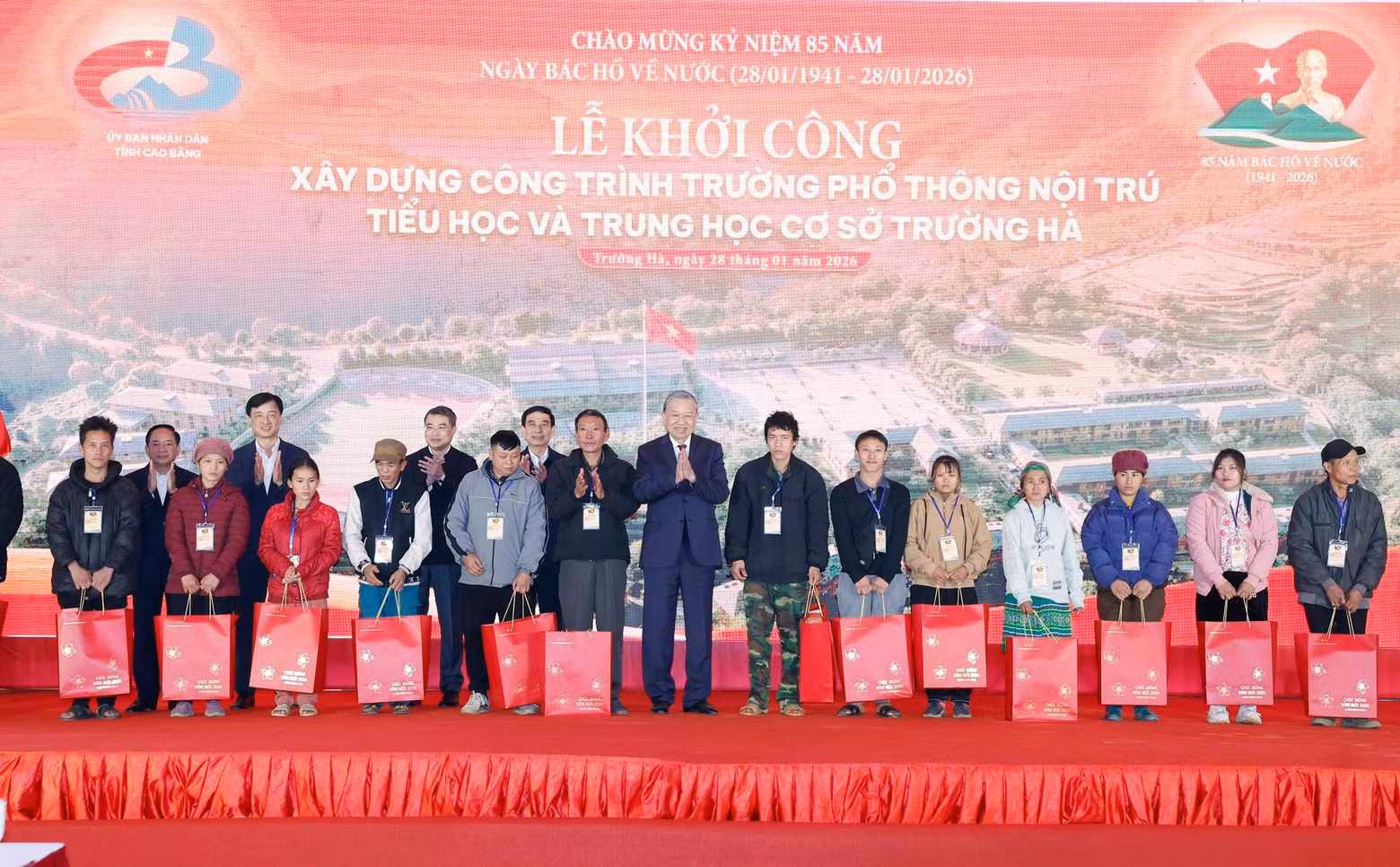 El secretario general del PCV, To Lam, entrega obsequios a familias beneficiarias de políticas sociales y personas con méritos revolucionarios en Truong Ha. (Foto: VNA)