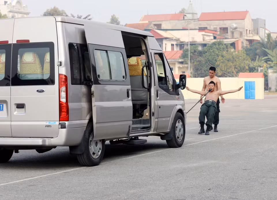 La fuerza de Policía de Operaciones Especiales de Phu Tho practica ejercicios de qigong y resistencia física en condiciones climáticas adversas, con el fin de fortalecer la mente y la capacidad combativa. (Foto: VNA)