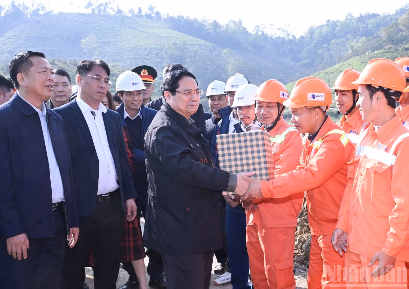El primer ministro entrega obsequios y felicita el Año Nuevo a las unidades de construcción en la obra.