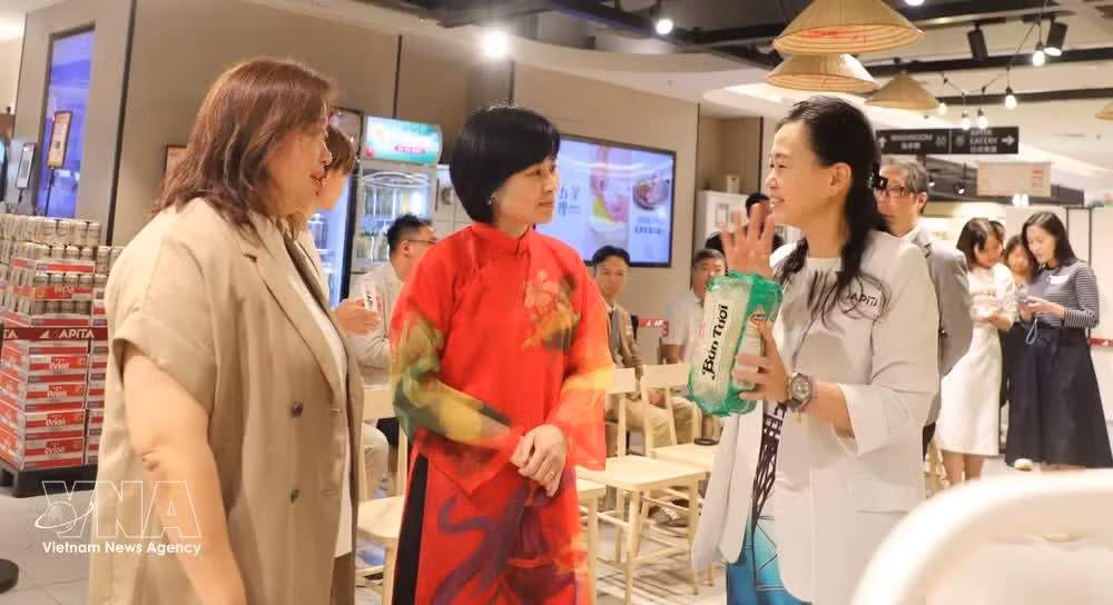 Representantes del supermercado APITA presentan los fideos de arroz secos que son populares entre los residentes de Hong Kong. (Foto: VNA)