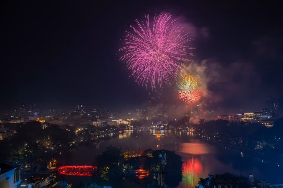 Los deslumbrantes fuegos artificiales en el momento de la transición del año viejo al nuevo en la zona del lago Hoan Kiem. (Foto: VNA)