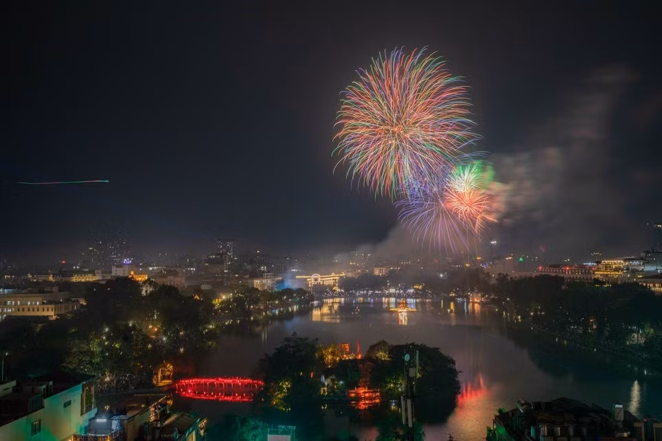 Los deslumbrantes fuegos artificiales en el momento de la transición del año viejo al nuevo en la zona del lago Hoan Kiem. (Foto: VNA)