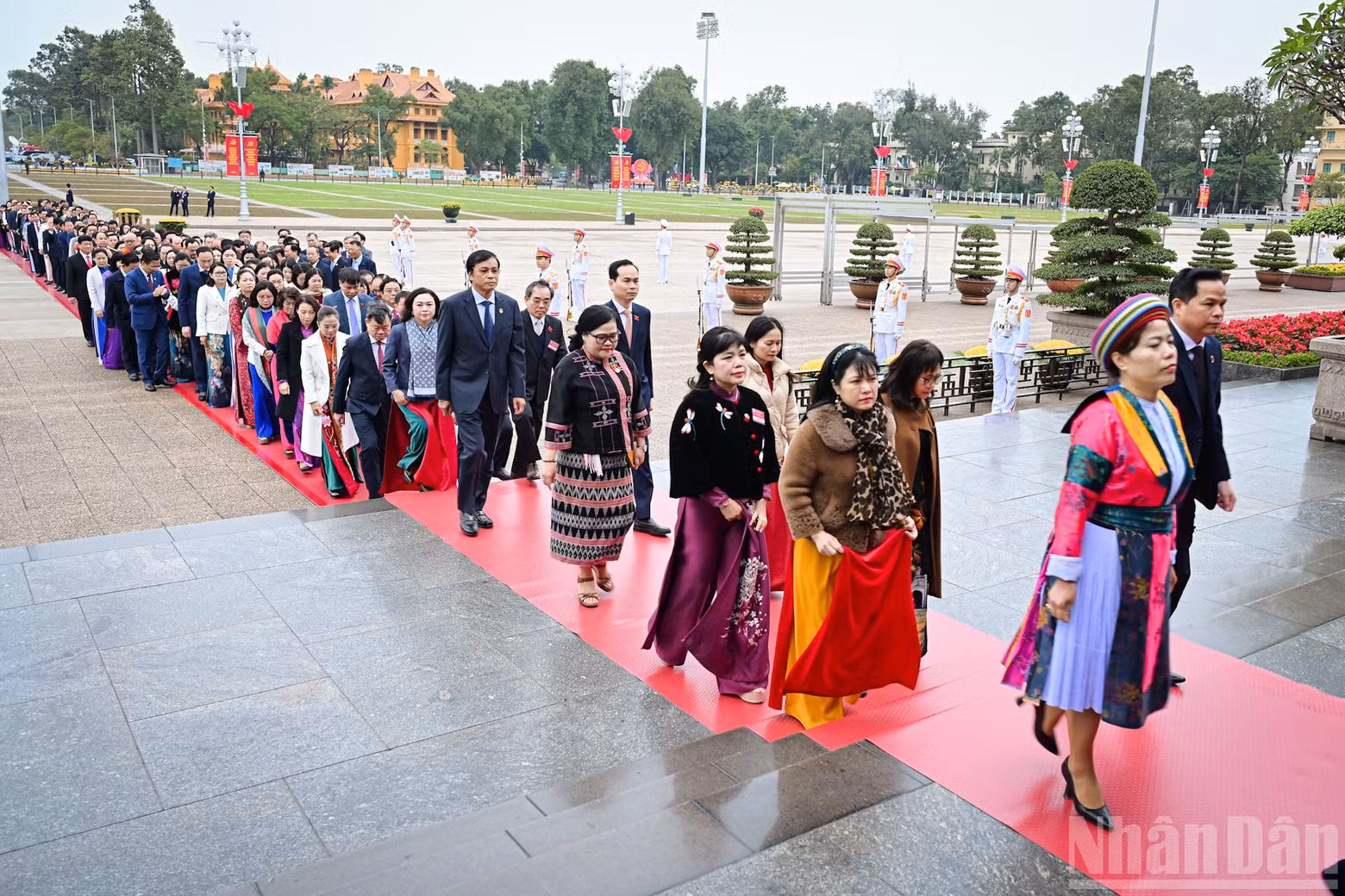 Diputados de la Asamblea Nacional rinden homenaje al Presidente Ho Chi Minh.